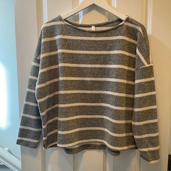 NWOT Mia & Tess grey & white striped sweater Size M - Picture 1 of 6